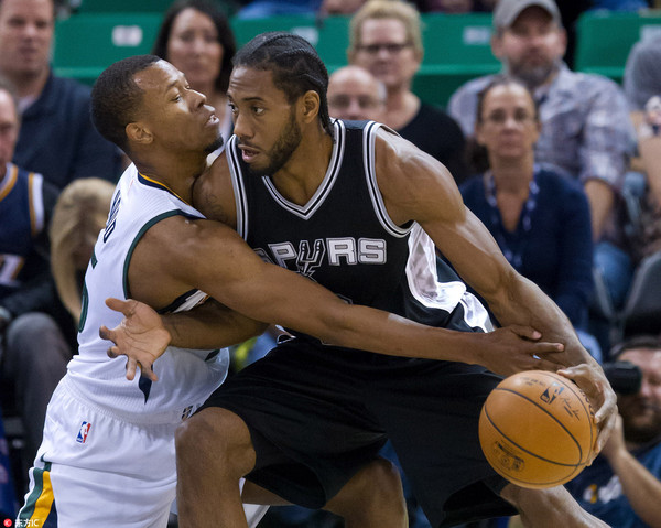 爵士胜马刺，再度成功反超压制对手(爵士vs)